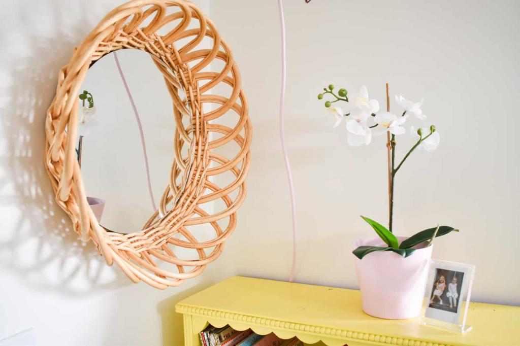Как сделать для круглого зеркала красивую раму из плетеной корзинки: смотрится очень мило и романтично