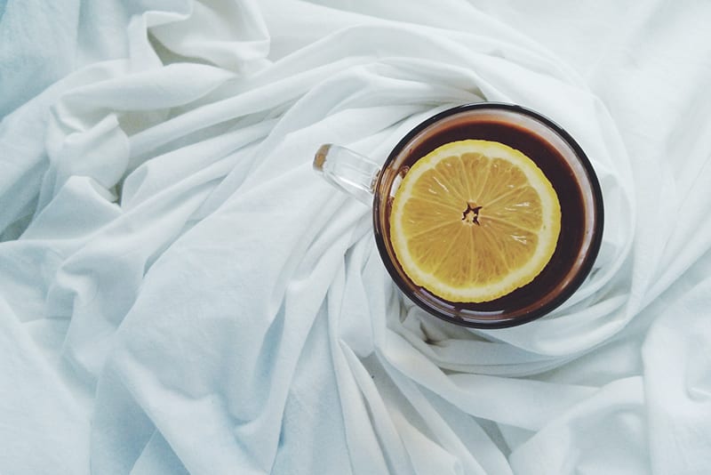 Если на ткани остались пятна от лимона, их легко вывести самостоятельно: пригодятся молоко, уксус и глицерин