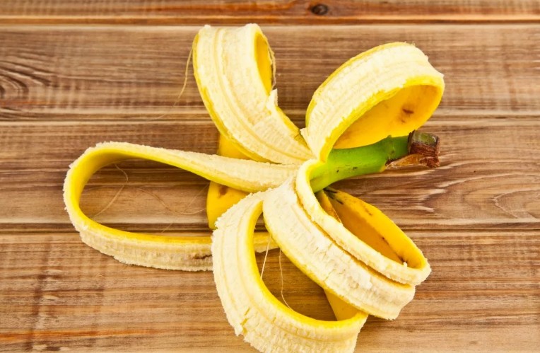 Активированный уголь, банановая кожура, базилик: как отбелить зубы в домашних условиях