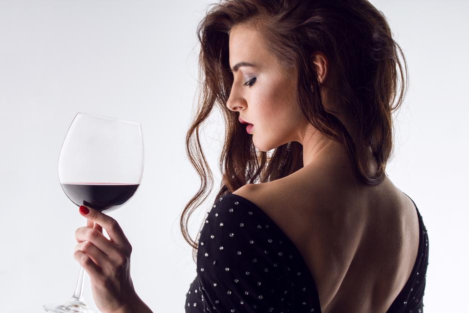 Красивые девушки пьют. Девушка с бокалом. Девушка с вином. Женщина с бокалом вина. Девушка с бокалом красного вина.