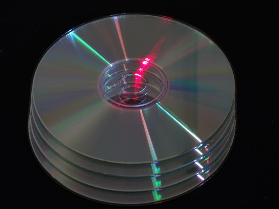 Если старые диски поднести к огню, получаются фантастические изделия. Обретаем новое хобби (фото)