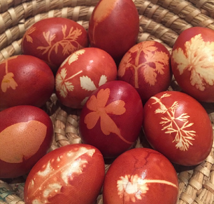 Яйца крашеные в вине. Крашеные яйца. Красим яйца. Красивые яйца Покрашенные. Татарские крашеные яйца.