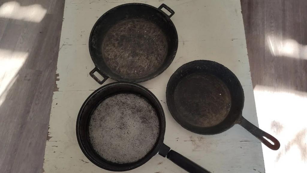 Начинают сиять даже сильно загрязненные старые сковороды: нужен только песок (фото до и после)