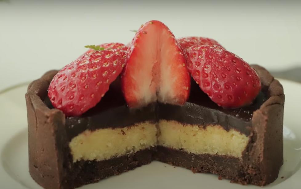 Шоколадный тарт с шоколадной глазурью и клубникой: рецепт