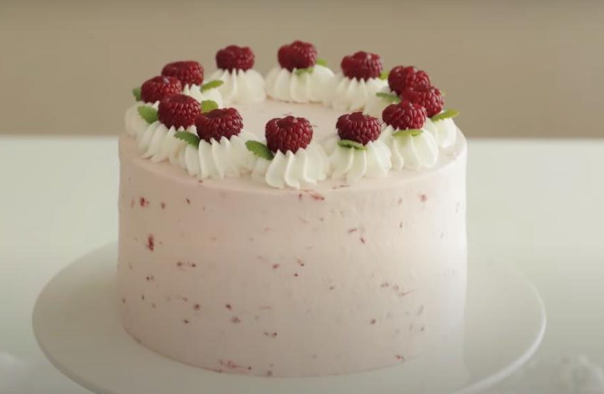 Яркая малинка и воздушный бисквит: удивляем домочадцев нежнейшим тортиком со вкусом любимой ягоды