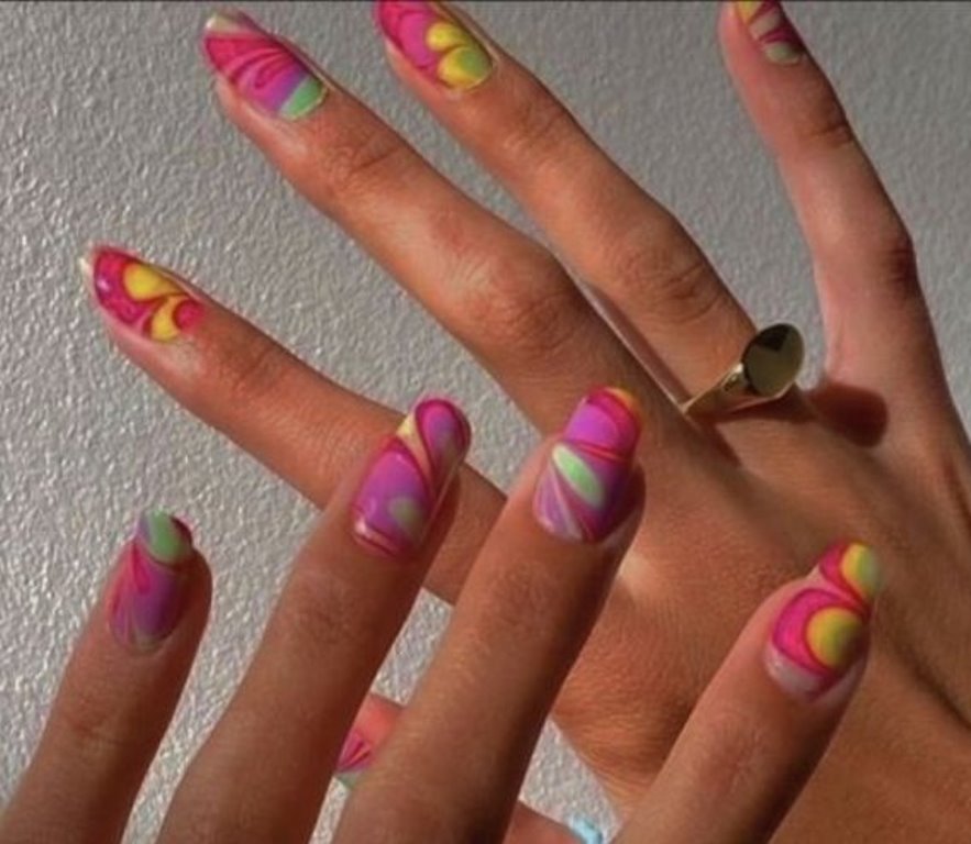 В тренде маникюр в стиле батик: оформляем ногти в солнечных летних тонах