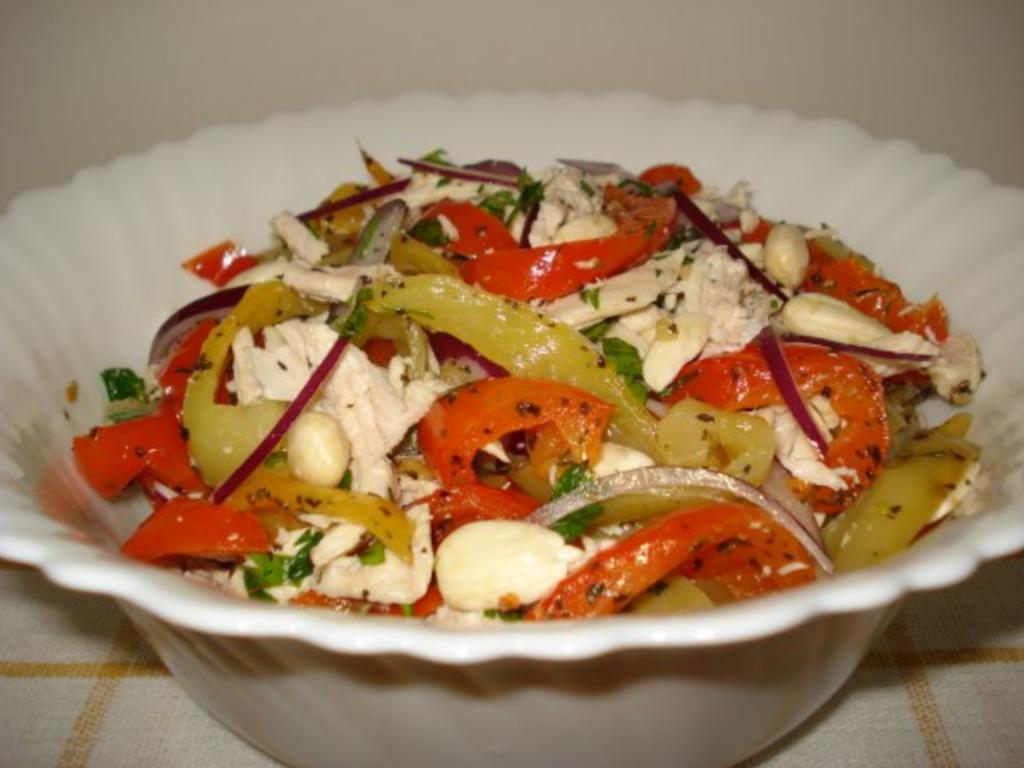Куриное филе и болгарский перец. Простой салат украшаем миндалем