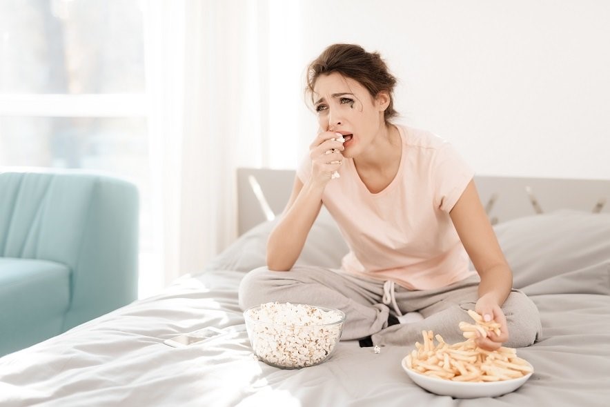 Помидоры черри и домашний попкорн помогут: диетологи рассказали о способах не переедать из за стресса