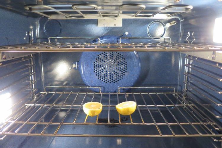 От раковины до духовки: десять мест на кухне, которые можно отмыть с помощью лимонного сока