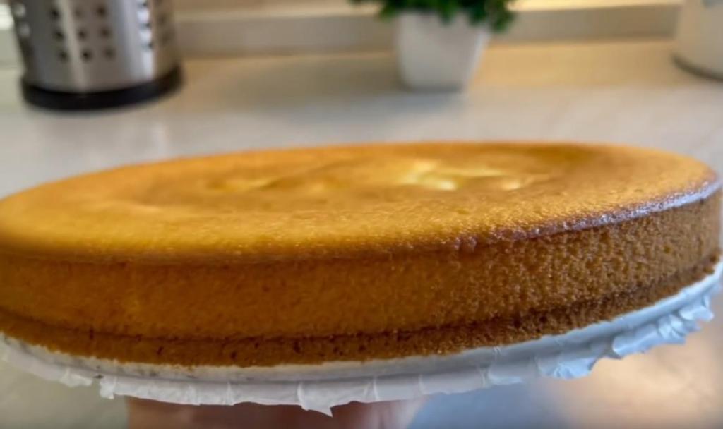 Простой, но красивый и вкусный лимонный пирог с кремом: готовится без затей из обычных продуктов
