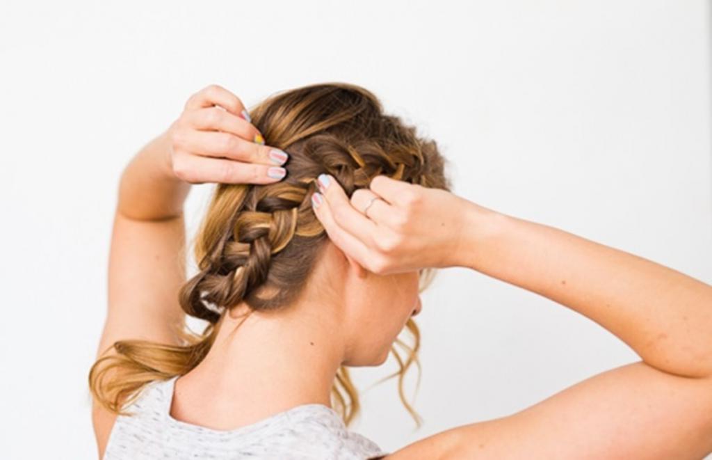 Как красиво убрать длинные волосы набок: используем плетение и легкие локоны. Идеальная прическа для летних образов