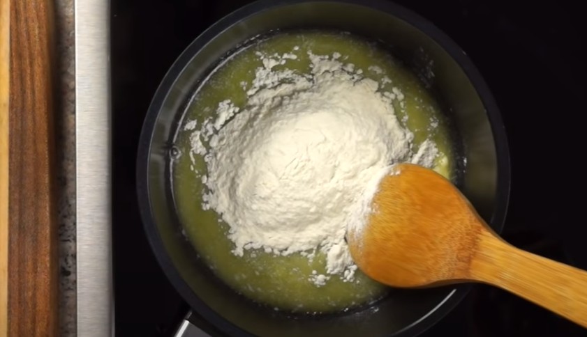 Зальем соусом и добавим сыр: простой рецепт сочного минтая