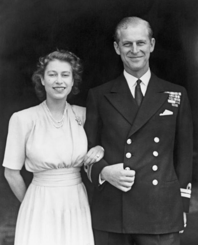 От помолвки до последних дней. Фото принца Филиппа и королевы Елизаветы II (много улыбок и любви)
