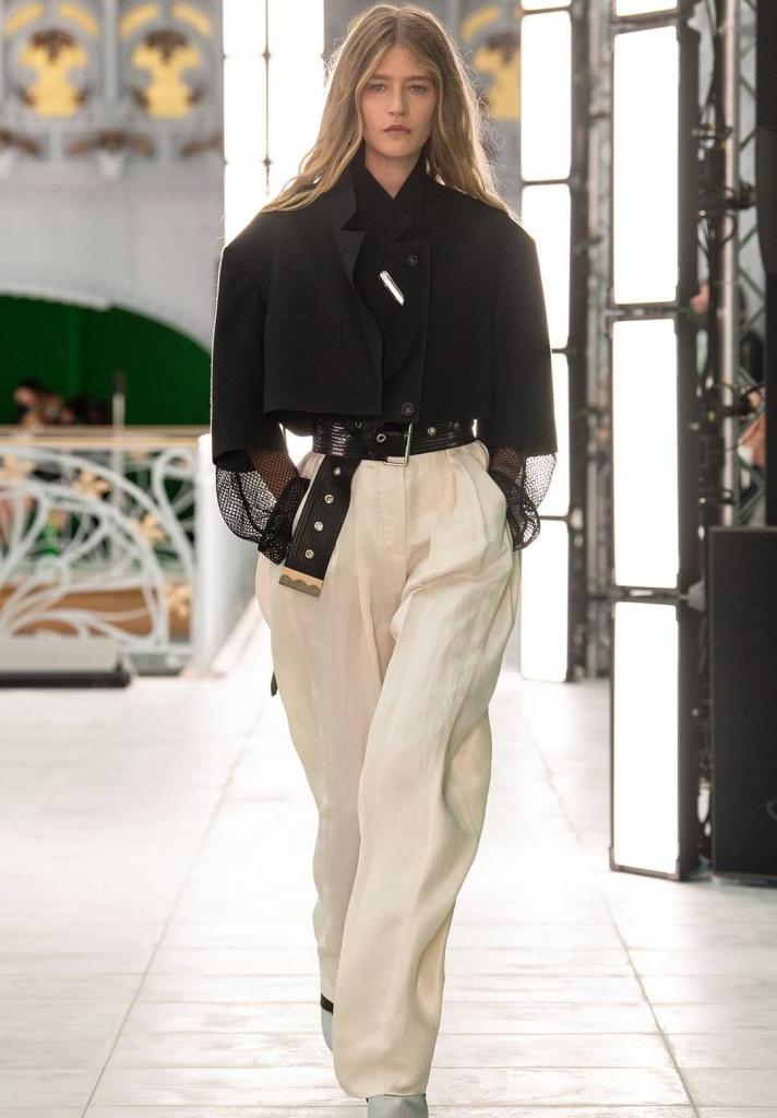Модели брюк, которые сделают девушку модной: стильные варианты от розового до черного