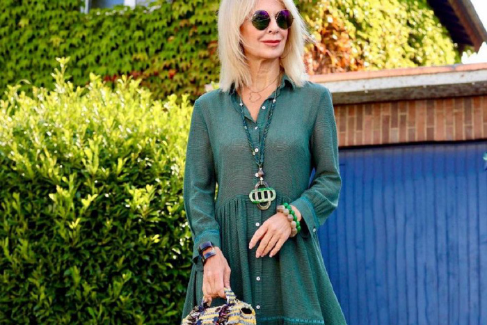 Цвет, который выглядит элегантно и омолаживает: платья разных оттенков зеленого для дам старше 50