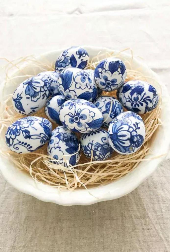 Если дома есть салфетки, ими можно украсить яйца к Пасхе: простая техника