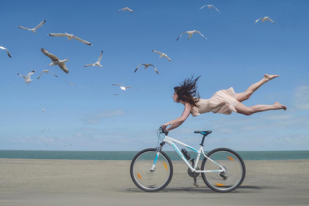 Повышает уверенность в себе и не только: почему каждая женщина должна купить велосипед