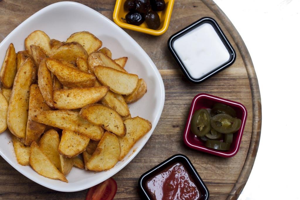 Хрустящий и вкусный: 5 золотых правил приготовления запеченного картофеля
