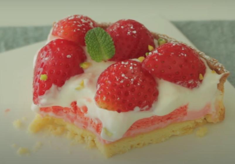 Клубничный тарт с муссовой начинкой и сочными ягодами: рецепт