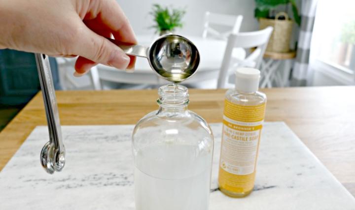 Очистить ванну без химии: домашний рецепт с водкой, эфирными маслами и перекисью
