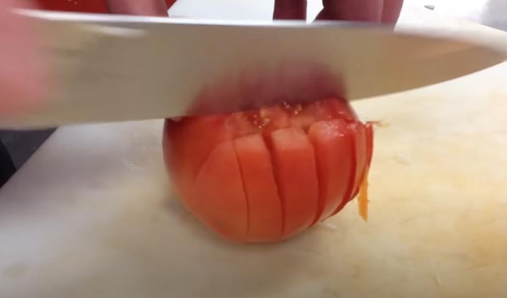 Способ нарезать помидоры так, чтобы те не разваливались (им пользуются шефы)