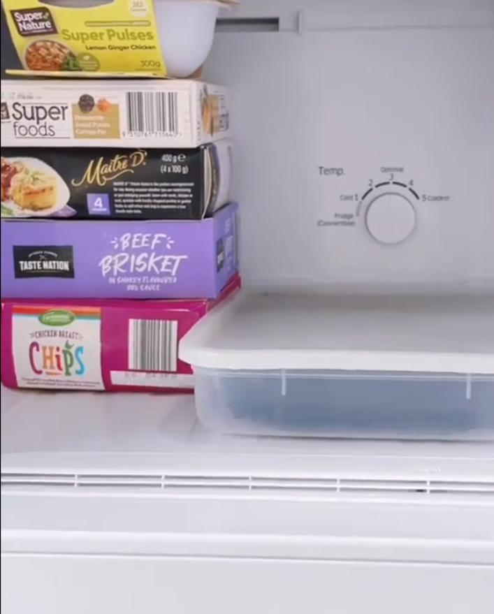 Джинсы, свитер, колготки: экономим на стирке с помощью холодильника