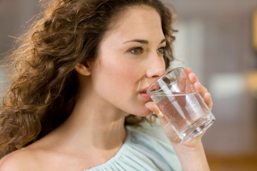 Пить воду - помогать коже. Косметологи опровергают миф