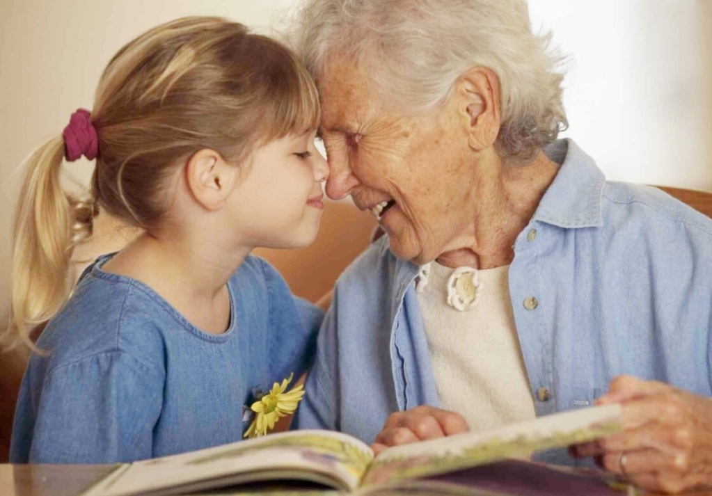 Как поступить, если ребенок любит бабушку больше: три верных действия мамы