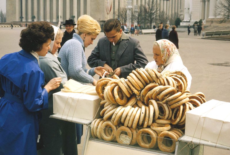 Кусок хлеба с маслом и сахаром и еще несколько примеров фастфуда из СССР