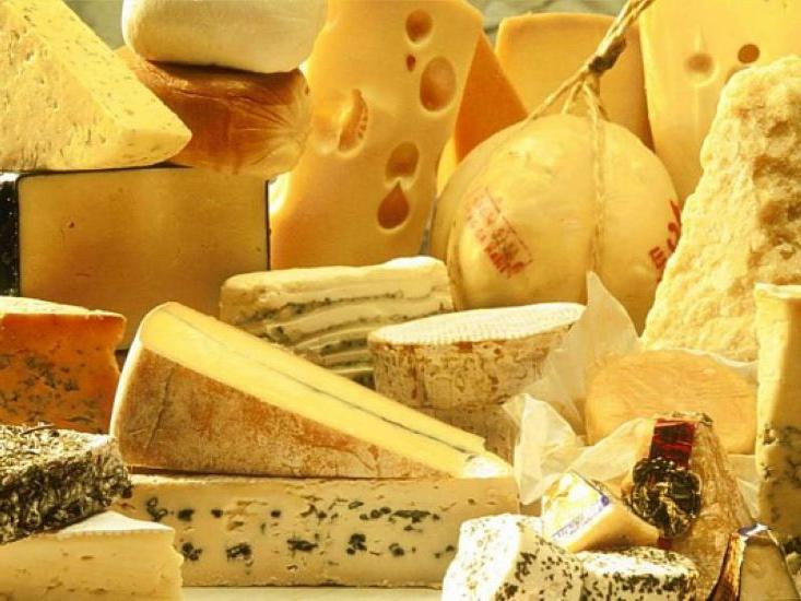 Каждый вид сыра требует определенной нарезки: лайфхаки для домохозяек