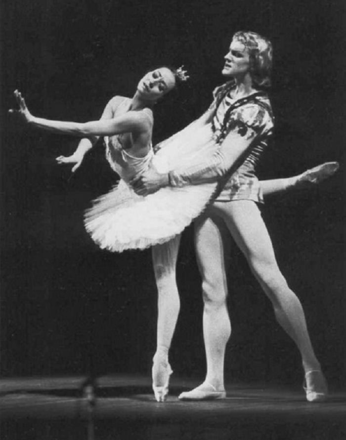 Когда Годунов сбежал в США, Власова отреклась от мужа: как живет экс балерина