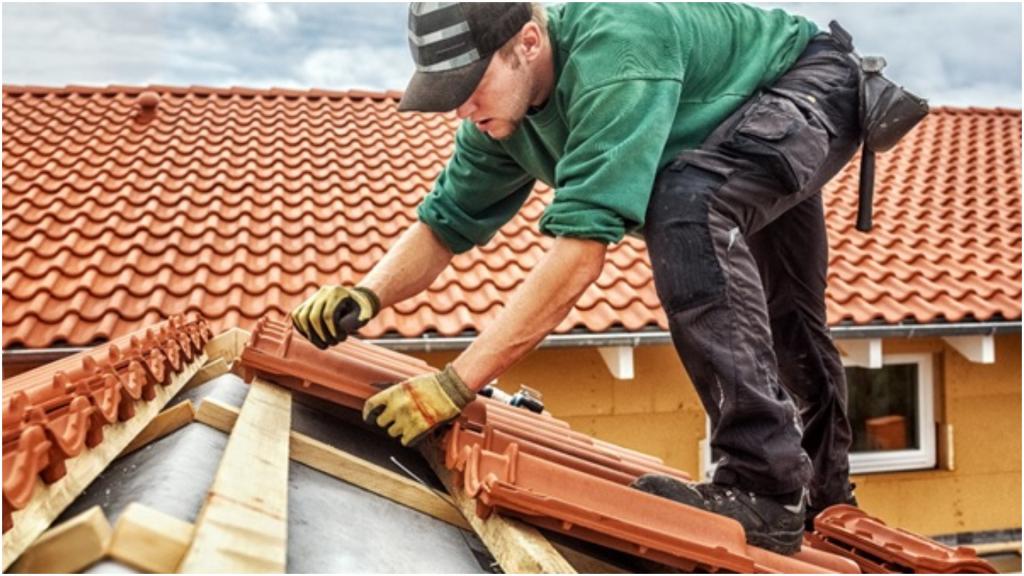 Высокие счета за отопление, повреждения фундамента и не только: почему откладывать ремонт крыши нельзя
