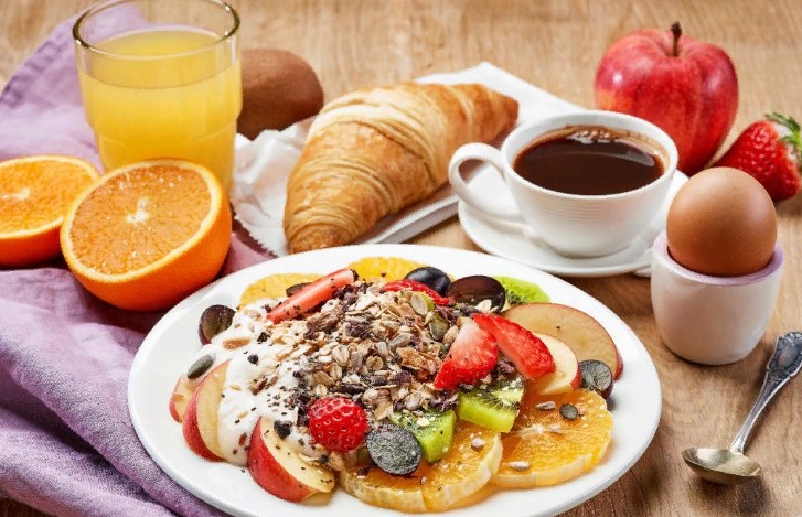 Медленные углеводы, полезные жиры или белок: какой завтрак нужен худеющим