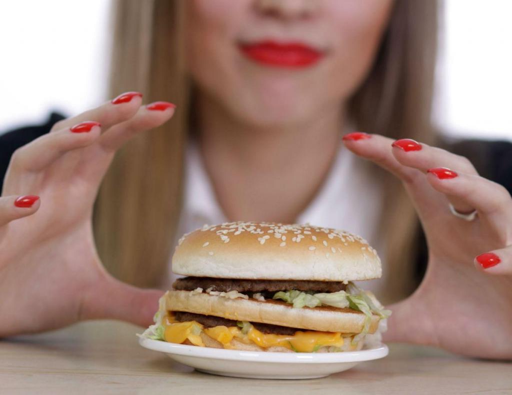 Запланированные срывы: почему есть калорийную еду на диете полезно, как отучить себя от угрызений совести