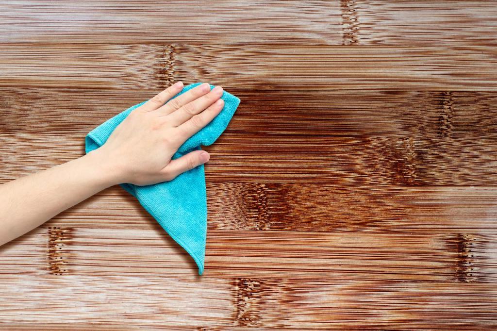 Как убрать липкий налет с деревянного стола. Понадобится уксус и жидкость для мытья посуды