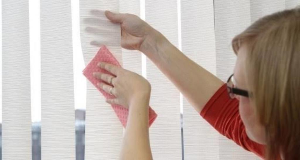 Как самостоятельно очистить тканевые жалюзи и убрать пятна воды: простой способ