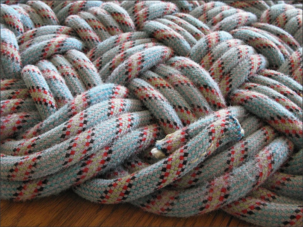 Как сделать красивый коврик с крупным плетением: используем обычную веревку