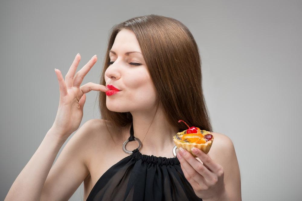 Запланированные срывы: почему есть калорийную еду на диете полезно, как отучить себя от угрызений совести