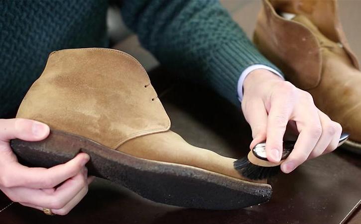 Избавляемся от разных пятен на замшевой обуви: действенные и простые способы