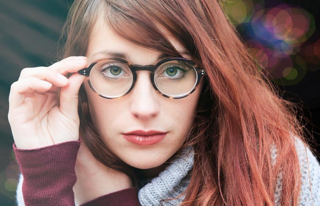 Используем водостойкую косметику: хитрости макияжа для тех, кто носит очки