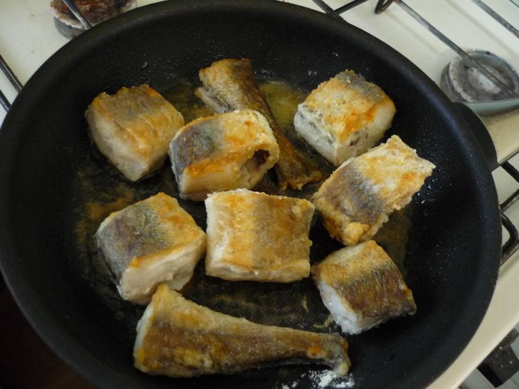 Неправильная разморозка, недостаточный разогрев сковороды: ошибки при жарке рыбы
