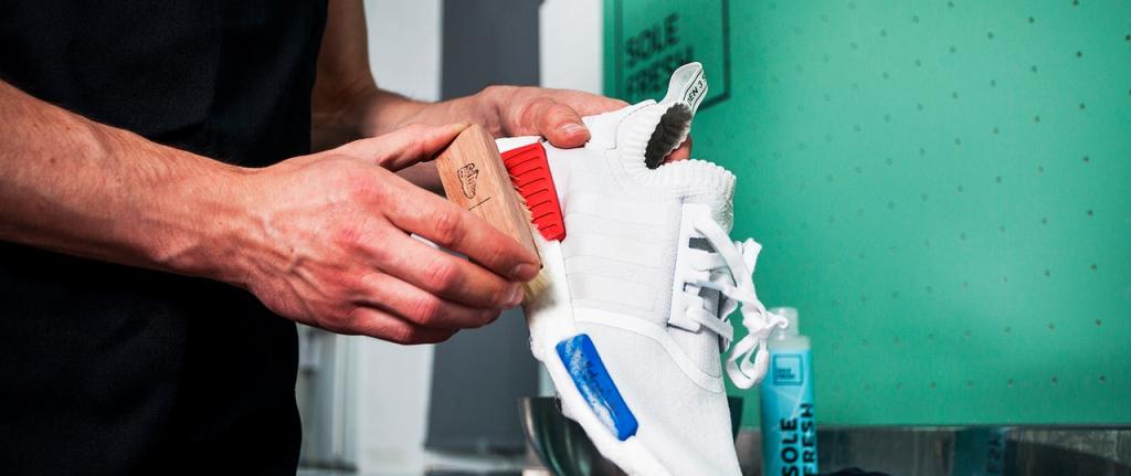 Зубная паста или уксус: как очистить белые кроссовки без обращения в химчистку