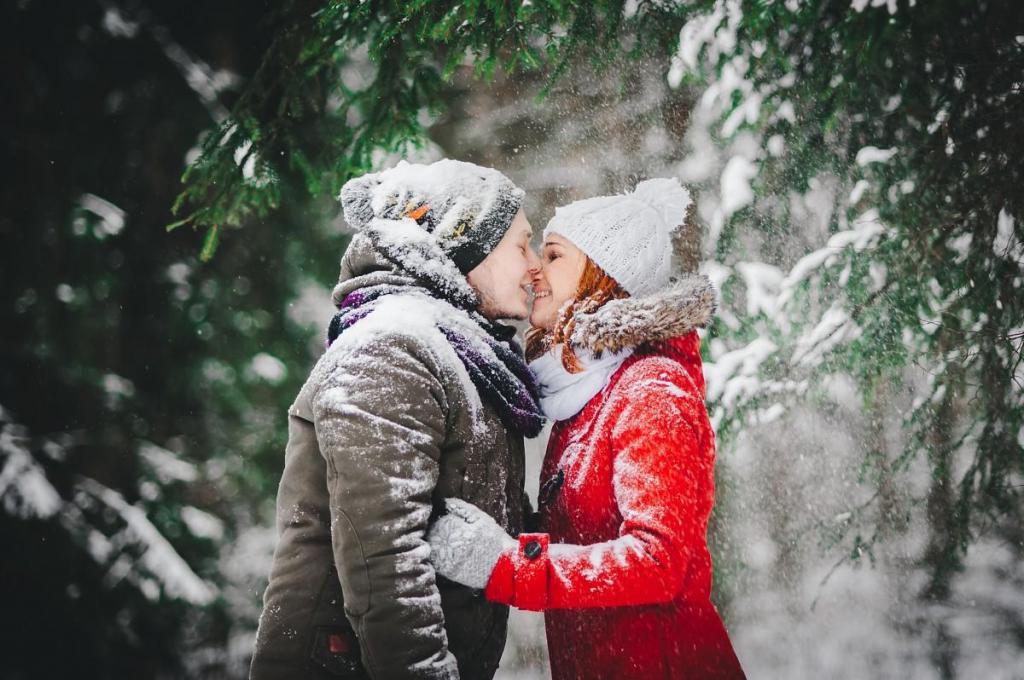 В зимнем парке, на школьной дискотеке и за супермаркетом: самые «романтические» места для первого поцелуя