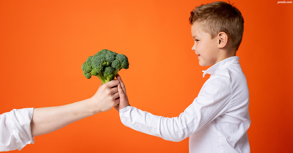 «Мой ребенок отказывается есть овощи. Я должна волноваться?». Отвечает педиатр