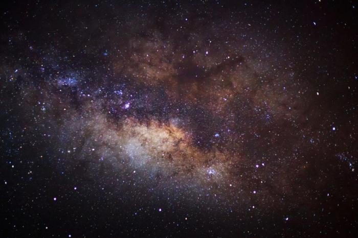 Астрономы обнаружили таинственную гигантскую туманность из Древней Вселенной