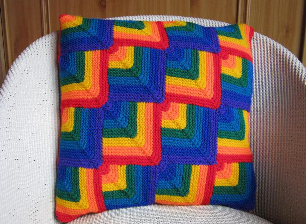 Схемы вязания подушек для дивана. Диванные подушки крючком из красивых квадратов с узором «попкорн