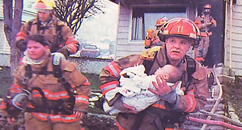Пожарный спас маленькую девочку. 17 лет спустя она сделала кое что в ответ