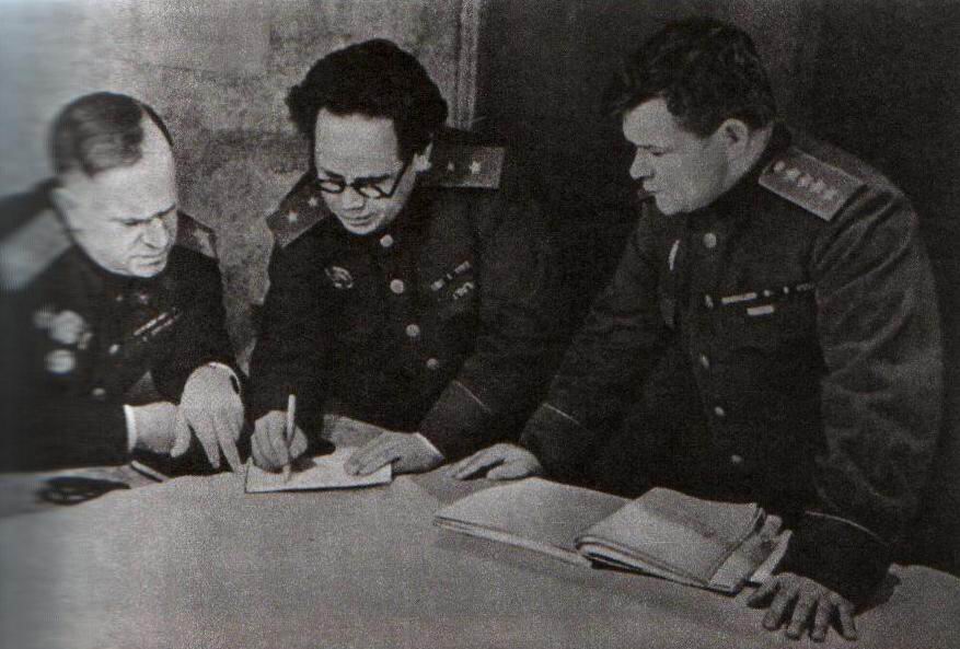 В 1944 году генерал. Генерал армии Жуков 1942. Генерал армии Жуков 1941. 1-Й украинский фронт командующий Маршал. Маршал Жуков 1944.