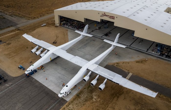 Самый большой в мире самолет-ракетоносец Stratolaunch с размахом крыльев больше футбольного поля