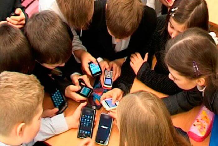 Наказание в китайской школе за принесённый смартфон на урок